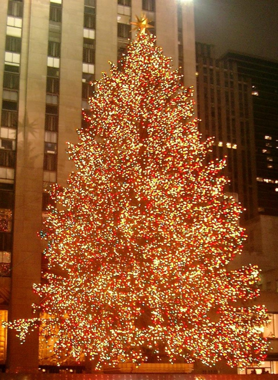 Rockefeller_Center_christmas_tree_cropped